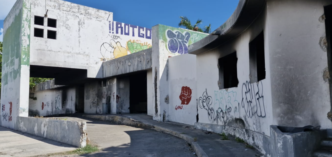 Retiran a 28 personas y demuelen hospital abandonado en Cancún