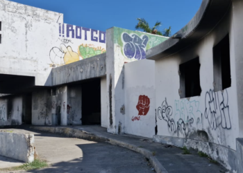 Retiran a 28 personas y demuelen hospital abandonado en Cancún