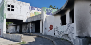 Retiran a 28 personas y demuelen hospital abandonado en Cancún