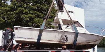 Retiran 14 de más de 50 embarcaciones abandonadas en Nichupté