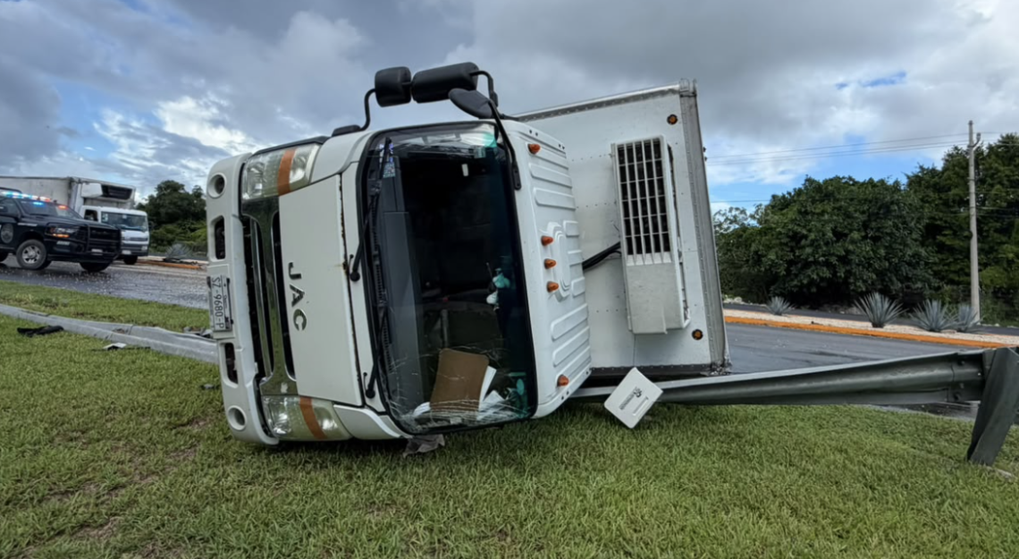 Camión refrigerado vuelca en carretera 307, en Tulum; sin heridos
