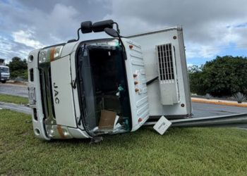 Camión refrigerado vuelca en carretera 307, en Tulum; sin heridos