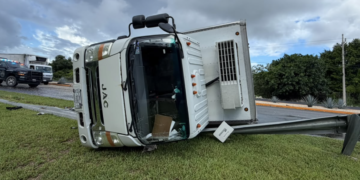 Camión refrigerado vuelca en carretera 307, en Tulum; sin heridos