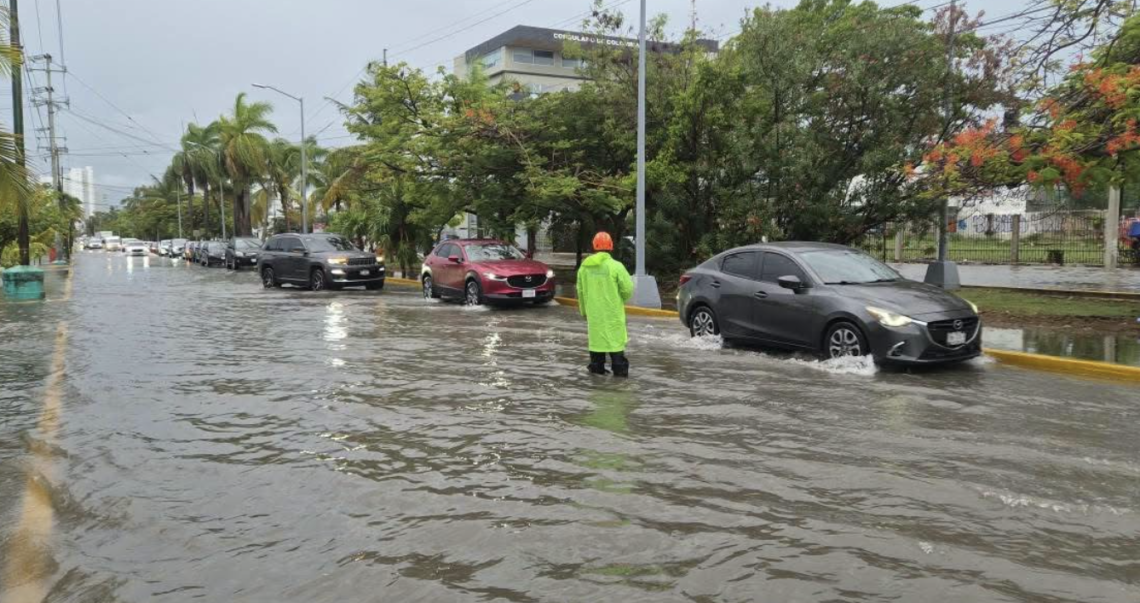 Lluvias dejan encharcamientos e inundan viviendas en Cancún