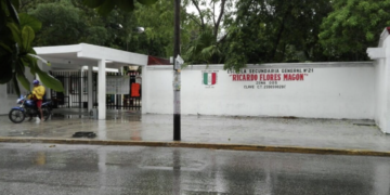 Lluvias suspenden clases en primarias y secundarias de Cancún