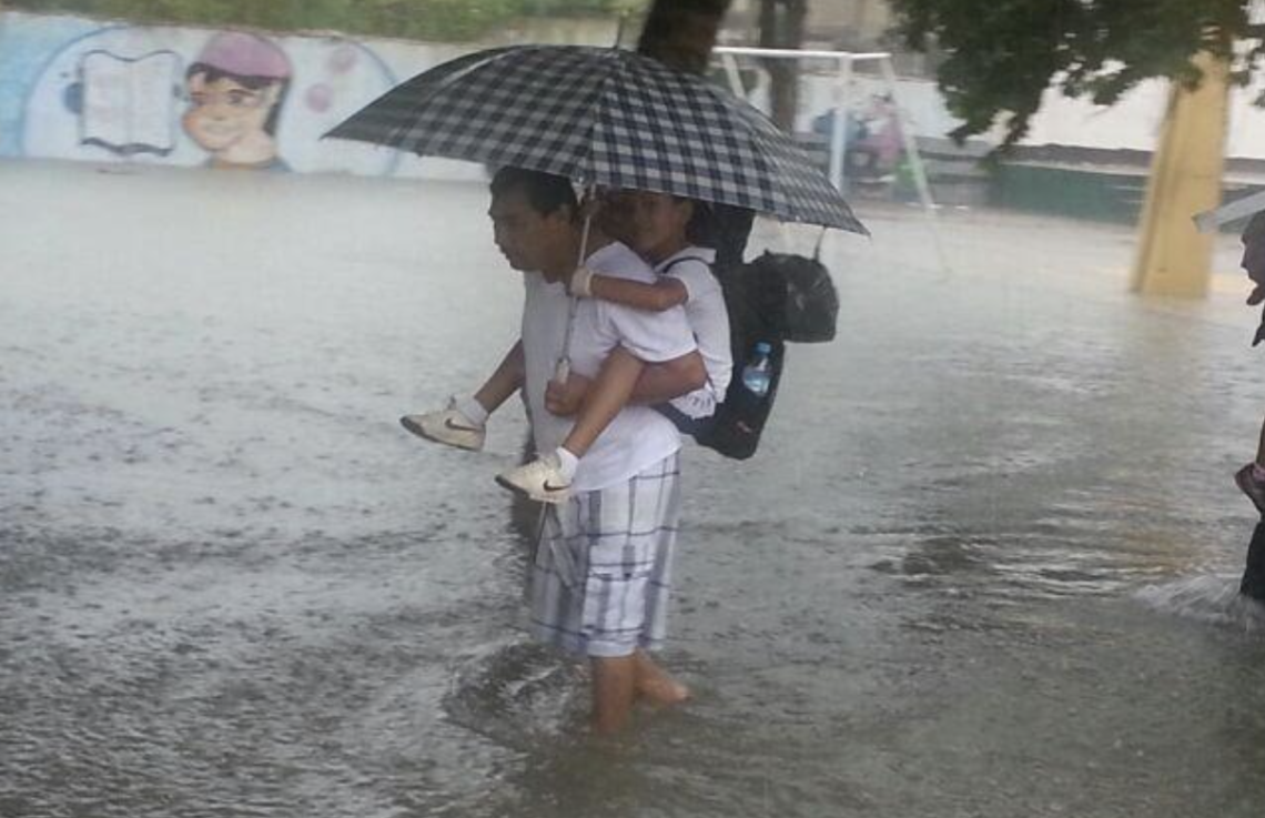 Lluvias disparan ausentismo escolar al 86% en Cancún