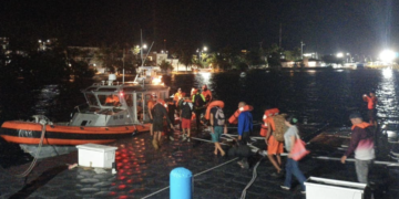 Armada rescata a 12 náufragos cerca de Isla Mujeres