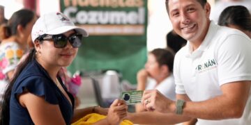 Renán Sánchez Tajonar fortalece el bienestar animal con la segunda jornada “Huellitas Cozumel” -El diputado cozumeleño destacó que la jornada respondió a una petición de las familias y acercó vacunación antirrábica y microchips de identificación gratuitos para perros y gatos Cozumel, Quintana Roo, 19 de septiembre de 2026.- Familias cozumeleñas participaron este sábado en la segunda jornada de bienestar animal “Huellitas Cozumel”, realizada en el Domo del Parque Emiliano Zapata, donde perros y gatos recibieron de manera gratuita vacunación antirrábica y microchips de identificación, informó el diputado cozumeleño Renán Sánchez Tajonar. La jornada se llevó a cabo de 8:00 a 12:00 horas y respondió a una petición directa de las familias, luego de que en la primera edición fueran atendidas más de 300 mascotas y vecinas y vecinos solicitaran una nueva fecha para acercar estos servicios a más perros y gatos. “Esta jornada es de ustedes. Nos la pidieron las familias y aquí estamos cumpliendo. Cuidar a nuestras mascotas también es cuidar a nuestras familias”, expresó Renán Sánchez Tajonar durante la jornada. Como parte de “Huellitas Cozumel”, las mascotas recibieron la vacuna antirrábica y la colocación de un microchip de identificación, además de quedar inscritas en el padrón correspondiente, lo que permite identificarlas y facilitar su regreso con sus familias en caso de extravío. Renán Sánchez Tajonar destacó que la tenencia responsable comienza con la prevención y señaló que acercar gratuitamente este tipo de servicios contribuye al bienestar animal y representa también un apoyo para la economía de las familias cozumeleñas. “Una mascota vacunada también protege a la familia y a la comunidad, y una mascota identificada tiene mayores posibilidades de regresar a casa si se extravía. Son acciones sencillas que pueden hacer una gran diferencia”, señaló Renán Sánchez Tajonar. Con la segunda jornada de bienestar animal “Huellitas Cozumel” se dio continuidad a las acciones para acercar servicios veterinarios básicos y gratuitos, así como para fortalecer entre las familias una cultura de responsabilidad, cuidado y respeto hacia los animales. “Gracias a todas las familias que participaron y que cuidan con responsabilidad a sus mascotas. Vamos a seguir impulsando acciones de bienestar animal que respondan a lo que nos piden las familias de Cozumel”, concluyó Renán Sánchez Tajonar.
