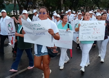 Trabajadores del IMSS marchan en Cancún por falta de insumos