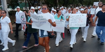 Trabajadores del IMSS marchan en Cancún por falta de insumos