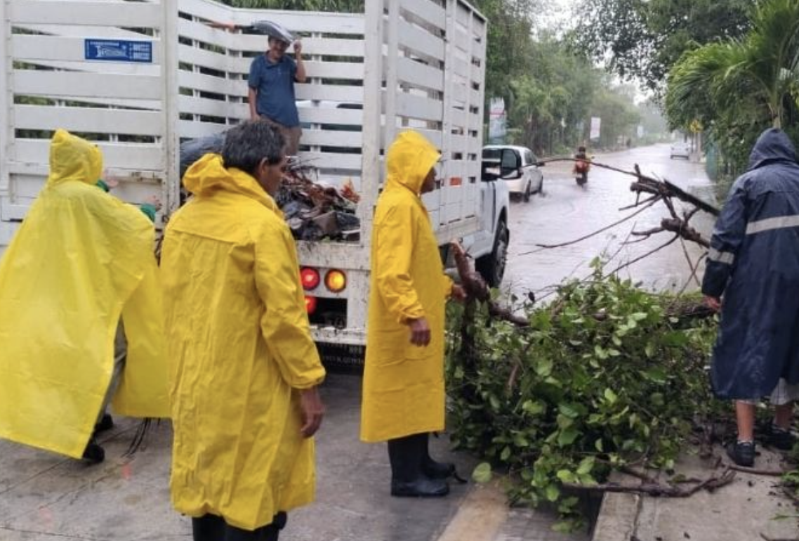 Puerto Morelos atiende encharcamientos con más de 50 trabajadores