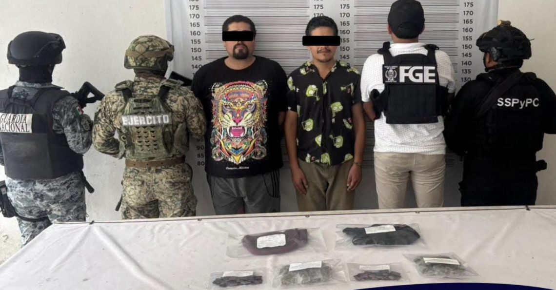 Detienen en Tulum a dos hombres con más de 124 envoltorios de droga
