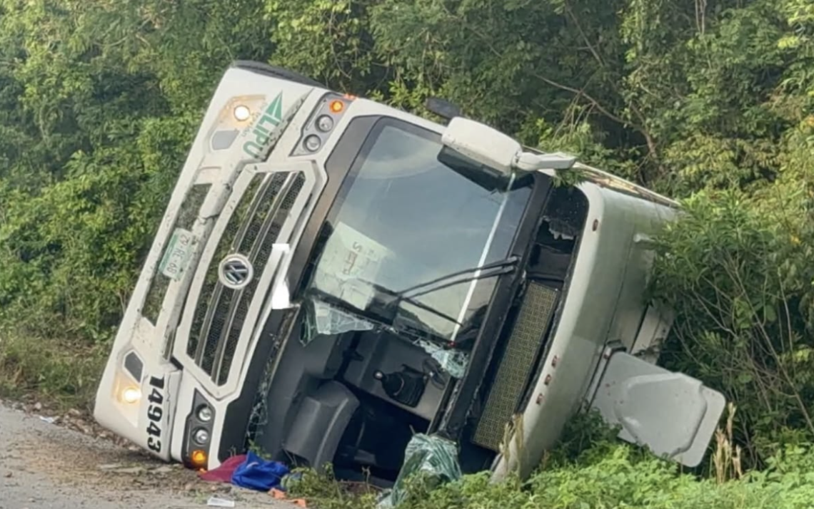 Vuelca autobús en carretera 307 de Tulum; reportan tres muertos