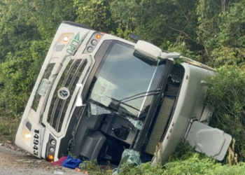 Vuelca autobús en carretera 307 de Tulum; reportan tres muertos