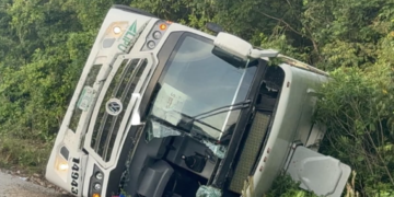 Vuelca autobús en carretera 307 de Tulum; reportan tres muertos
