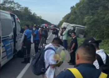 Vuelca autobús con empleados de hotel en Tulum: reportan tres muertos