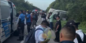 Vuelca autobús con empleados de hotel en Tulum: reportan tres muertos
