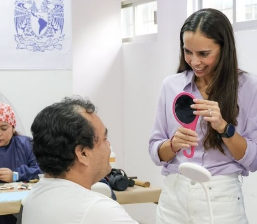 DIF Benito Juárez entrega 98 prótesis oculares gratuitas en Cancún