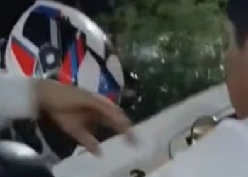 Choque entre motociclista y taxista desata pleito en Cancún