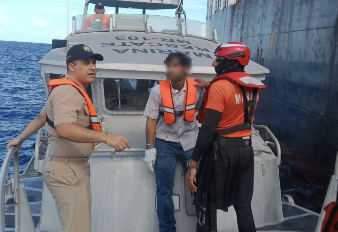 Marina evacúa a hombre de buque petrolero cerca de Isla Mujeres