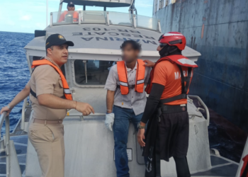 Marina evacúa a hombre de buque petrolero cerca de Isla Mujeres