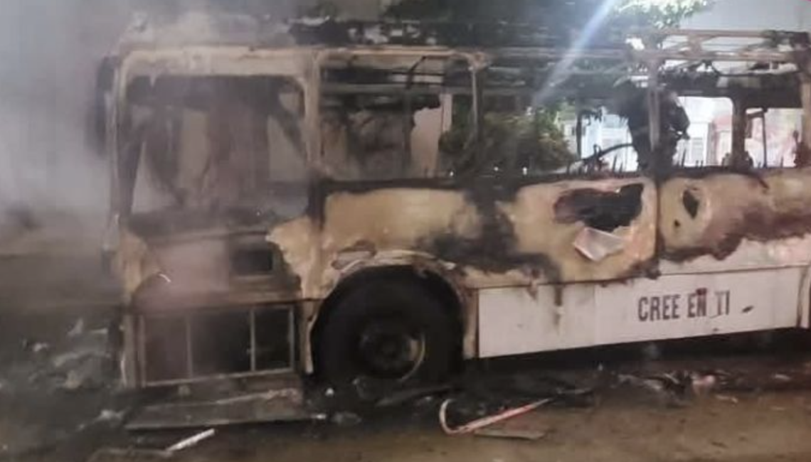 Arde autobús de Autocar frente al Teatro de la Ciudad en Cancún
