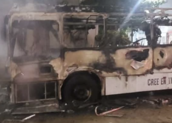 Arde autobús de Autocar frente al Teatro de la Ciudad en Cancún