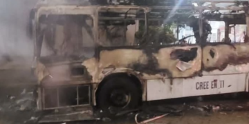 Arde autobús de Autocar frente al Teatro de la Ciudad en Cancún