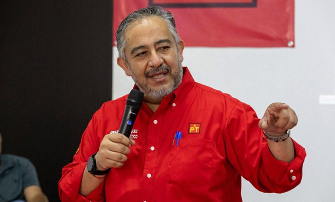 Gerardo Rodríguez, comisionado estatal del PT en Quintana Roo, habla con micrófono en mano