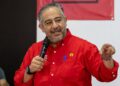 Gerardo Rodríguez, comisionado estatal del PT en Quintana Roo, habla con micrófono en mano