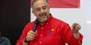 Gerardo Rodríguez, comisionado estatal del PT en Quintana Roo, habla con micrófono en mano