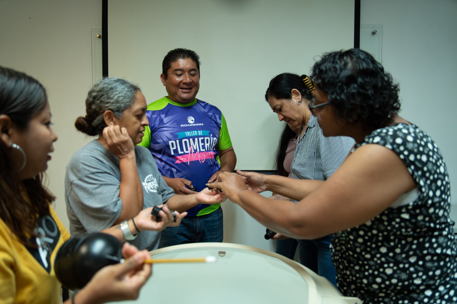 Aguakan impulsa autonomía de mujeres de Cancún con su “Taller de Plomería”