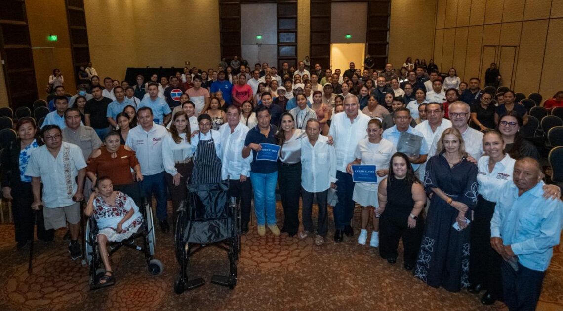 Entregan Mara Lezama y Beneficencia Pública Nacional apoyos a 104 personas con discapacidad de la familia Moon Palace