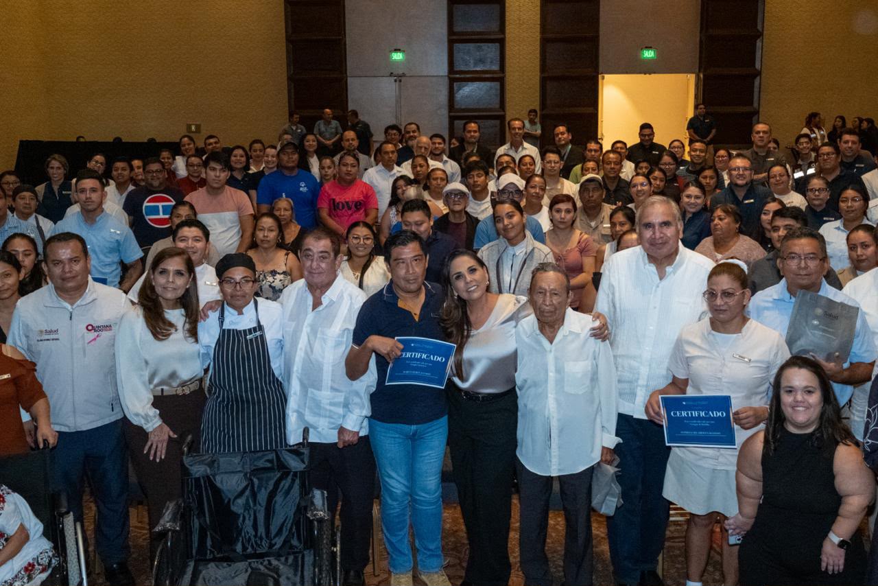Entregan Mara Lezama y Beneficencia Pública Nacional apoyos a 104 personas con discapacidad de la familia Moon Palace