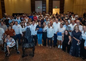 Entregan Mara Lezama y Beneficencia Pública Nacional apoyos a 104 personas con discapacidad de la familia Moon Palace