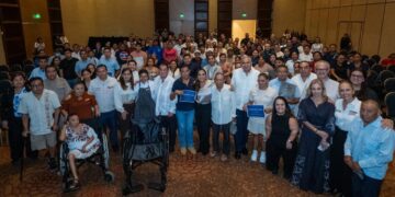 Entregan Mara Lezama y Beneficencia Pública Nacional apoyos a 104 personas con discapacidad de la familia Moon Palace