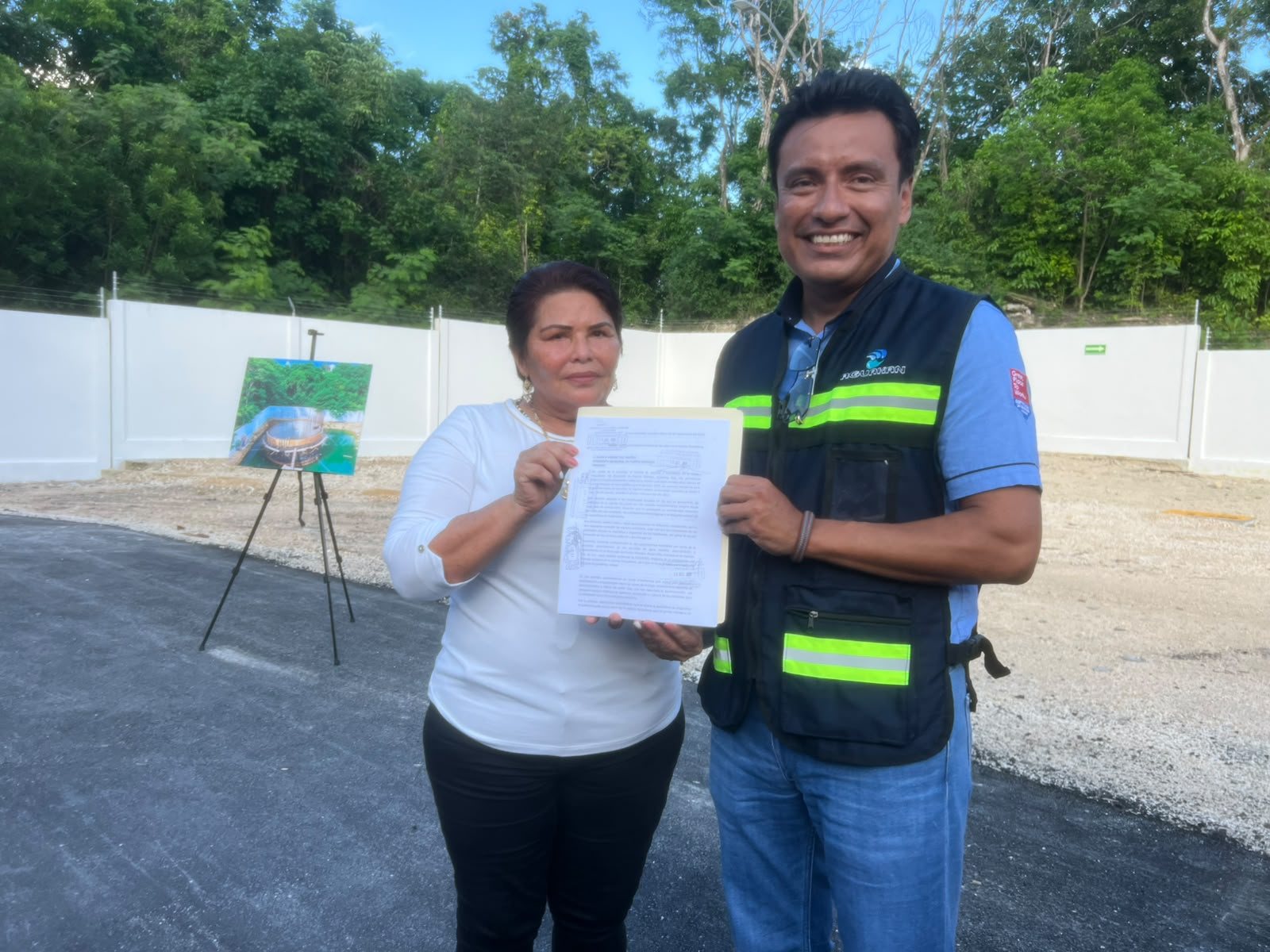 Entrega de documento durante el arranque del cárcamo Zetina Gasca.