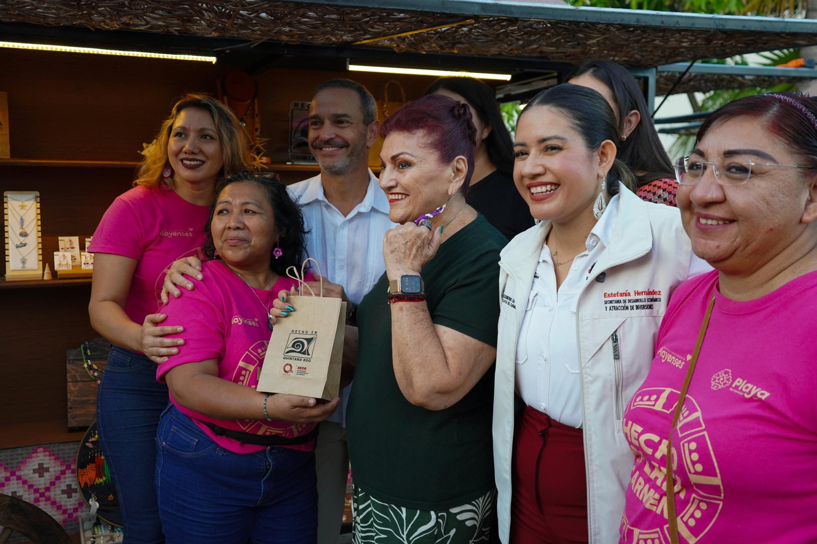 Artesanas y funcionarias en la Feria Artesanal Hecho en Playa