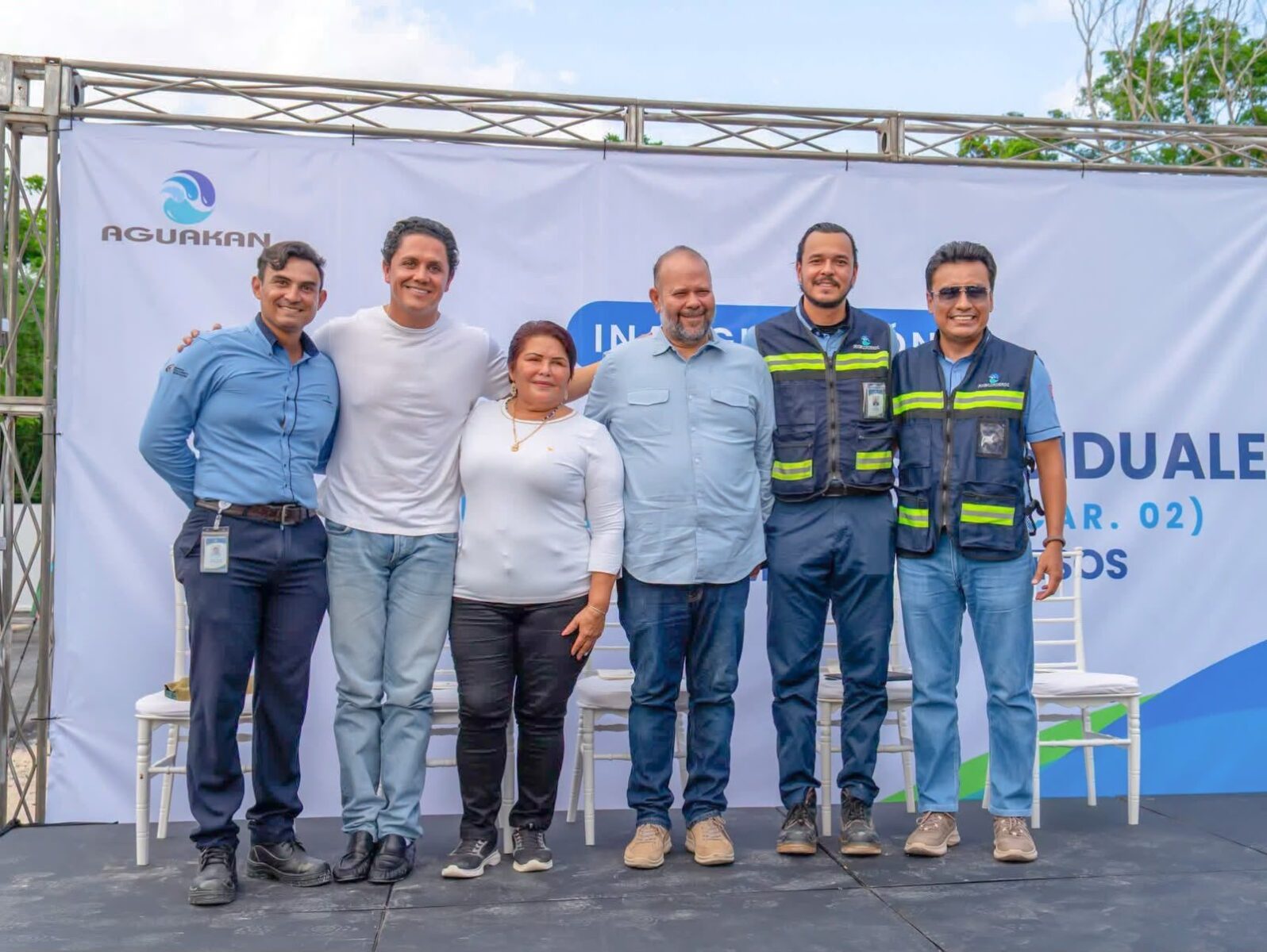 Autoridades municipales y representantes de Aguakan en el evento.