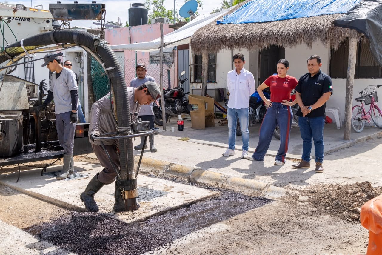 Trabajos de bacheo en una calle de Puerto Aventuras