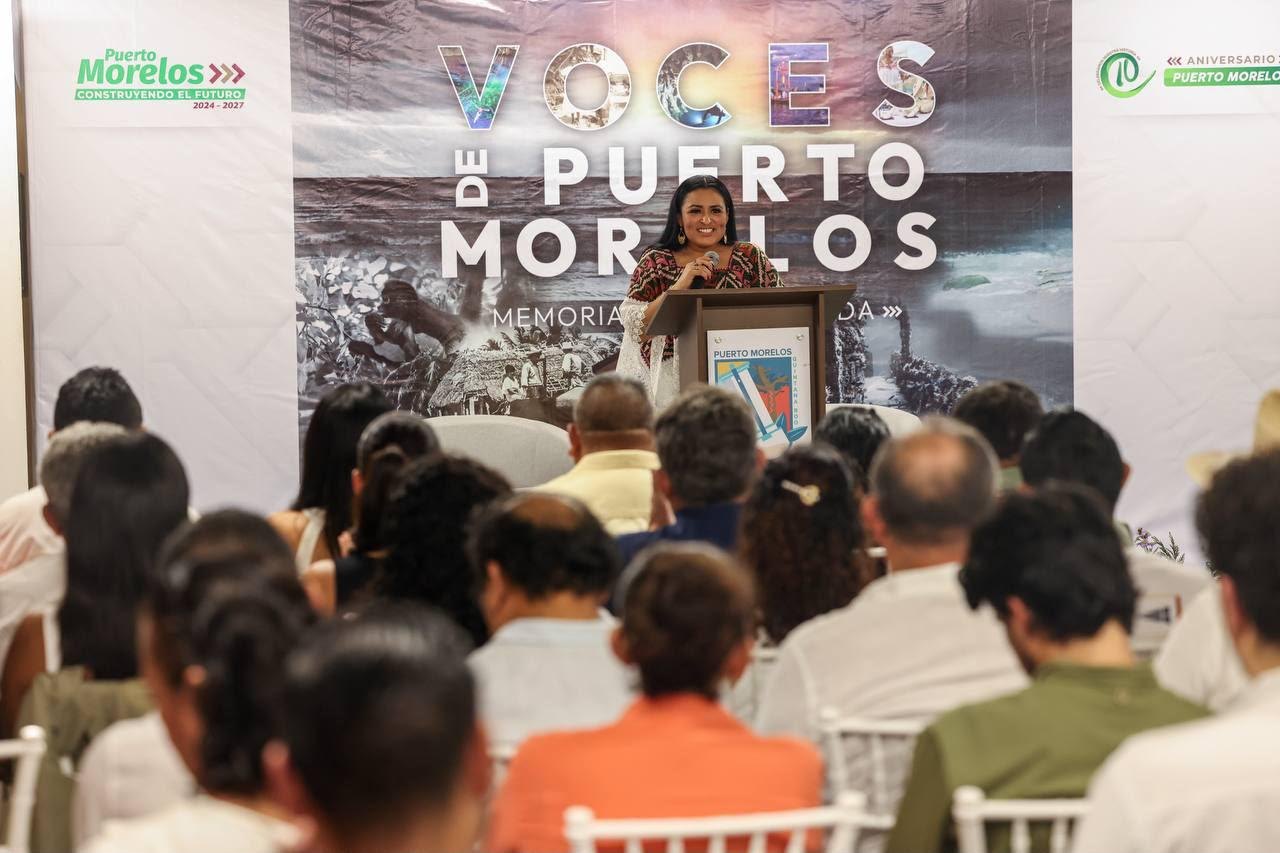 La presidenta municipal Blanca Merari habla en la presentación del libro Voces de Puerto Morelos: Memorias de una Década