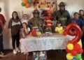 Bomberos de Cancún acompañan a Erick y a su familia en su fiesta de cumpleaños.