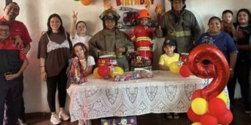 Bomberos de Cancún acompañan a Erick y a su familia en su fiesta de cumpleaños.