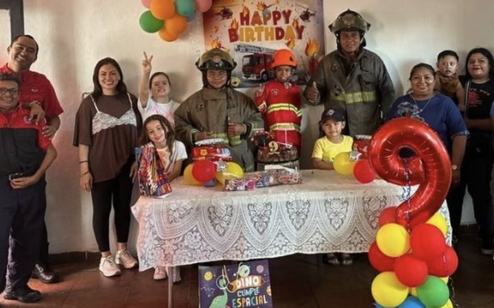 Bomberos de Cancún acompañan a Erick y a su familia en su fiesta de cumpleaños.