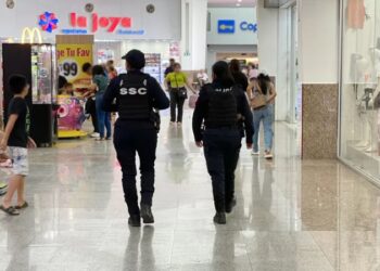 Compradores recorren los pasillos de una plaza comercial en Quintana Roo