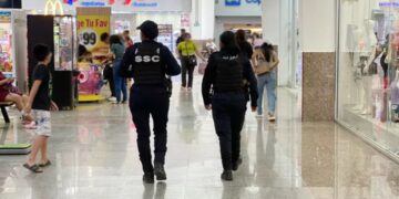 Compradores recorren los pasillos de una plaza comercial en Quintana Roo