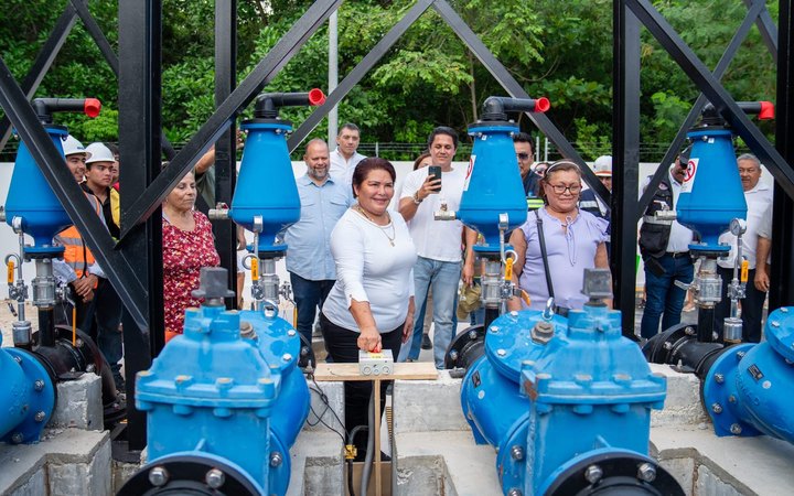 Juanita Chacón, presidenta del DIF Puerto Morelos, en la puesta en marcha del cárcamo Joaquín Zetina Gasca
