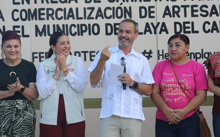 Entrega de carretas artesanales Hecho en Quintana Roo en el Parque Fundadores de Playa del Carmen