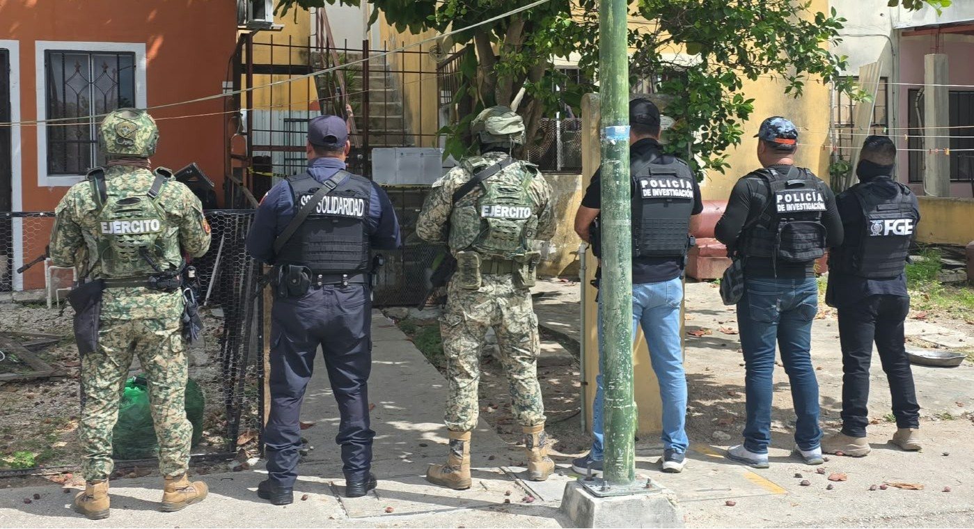 Elementos del Ejército, Policía de Playa del Carmen y agentes de investigación durante un cateo