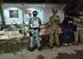 Elementos de Marina, Guardia Nacional y FGE durante un cateo por narcomenudeo en Cancún